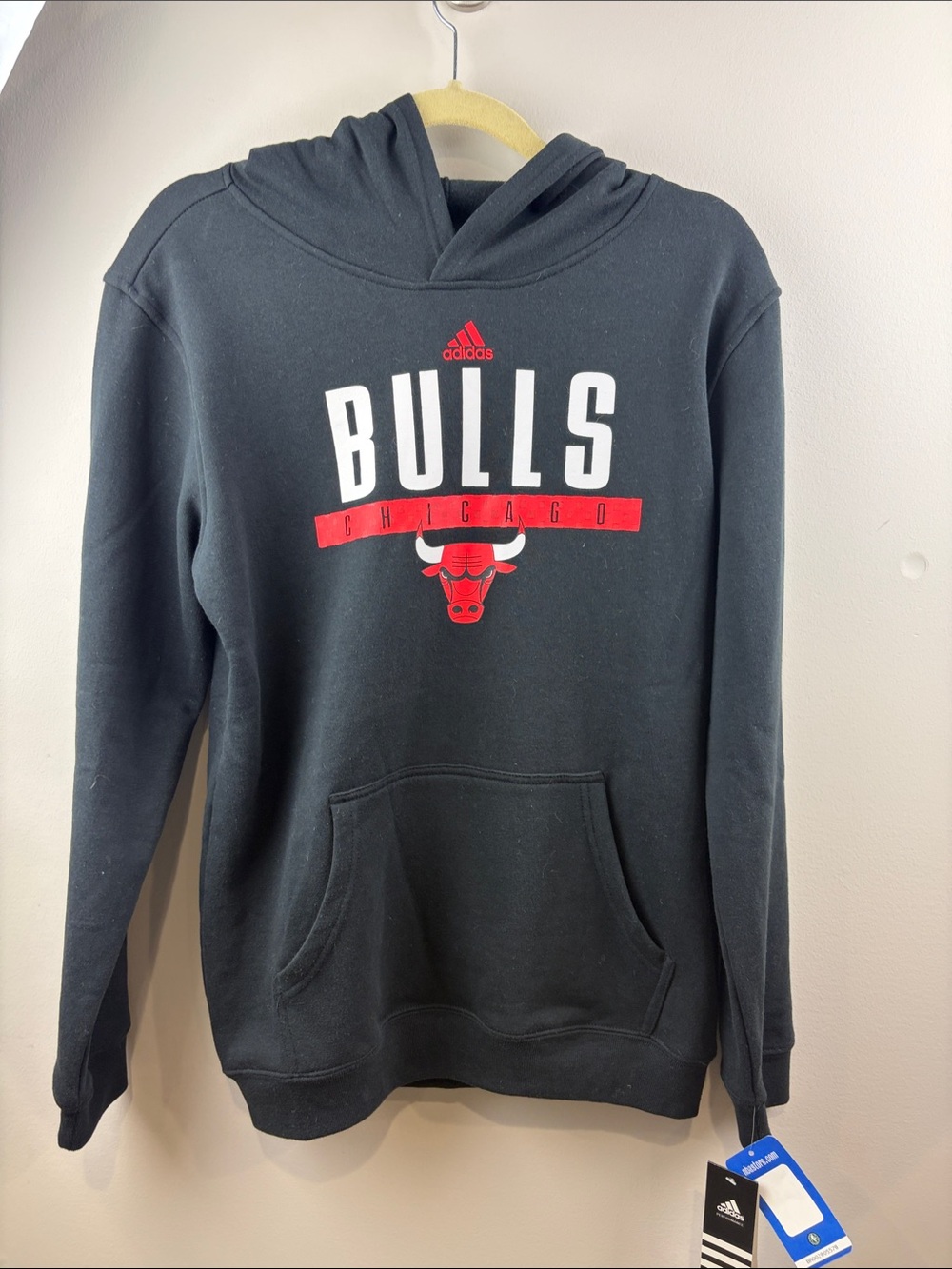 Boys NBA adidas Black Chicago Bulls Pullover Hoodie with Red Logo New!